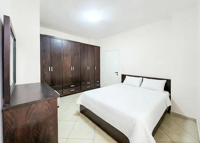 アパート We In Center 2br ティラナ